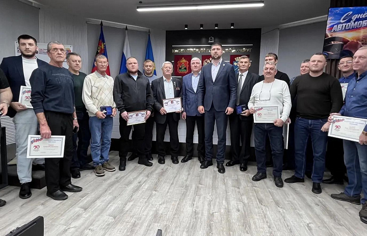 Уважаемые работники и ветераны автомобильного транспорта! Дорогие автомобилисты!