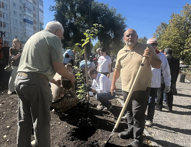 На улице Весенней прошла акция по озеленению.