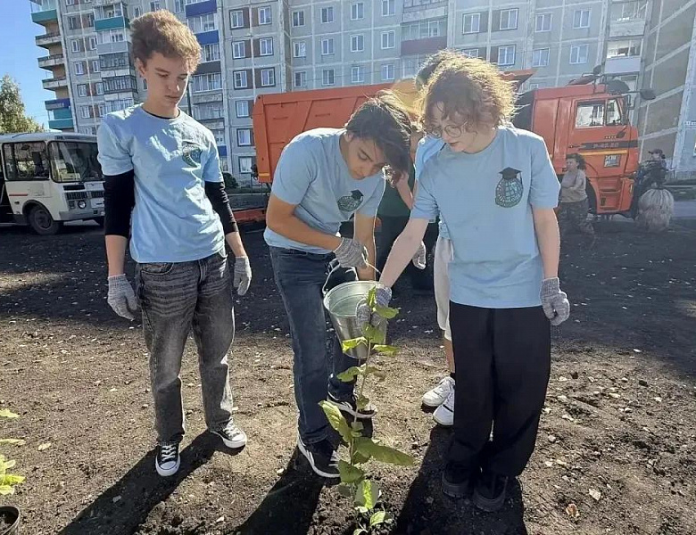 На улице Весенней прошла акция по озеленению.