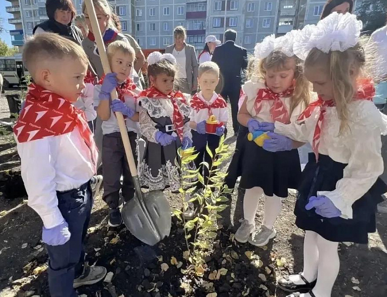 На улице Весенней прошла акция по озеленению.
